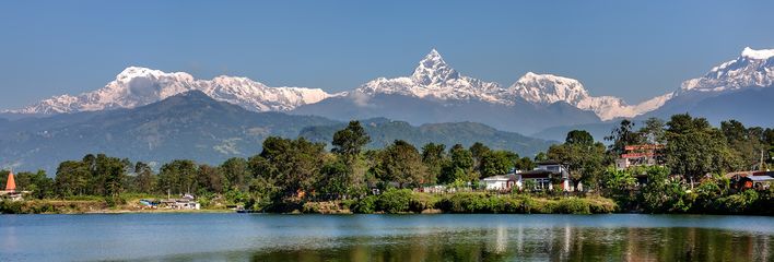 Pokhara am Phewa-See mit Bergen, Stadt und ruhiger Wasseroberfläche