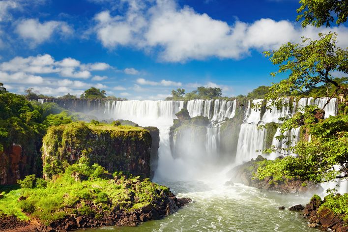 Iguazú-Wasserfälle mit dichter Vegetation und mächtigen Kaskaden