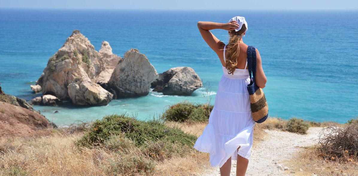 Frau auf malerischer Strandküste in Paphos, Zypern