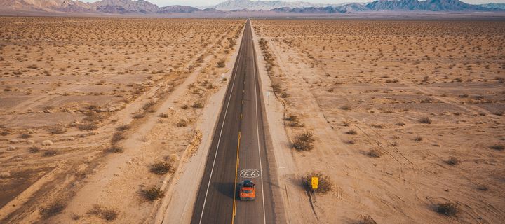 Auto fährt entlang der Route 66 in Kalifornien, USA