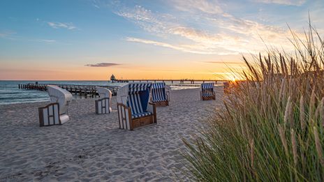 Blick auf Strandkörbe an der Ostsee