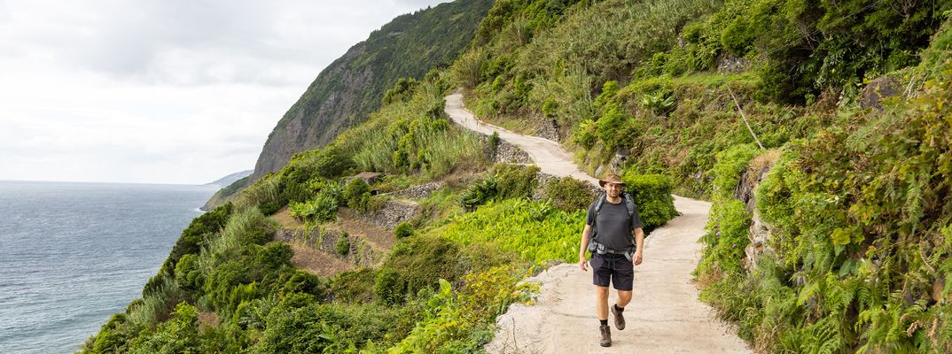 Mann beim Wandern auf Sao Jorge