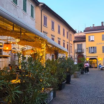Blick auf einen Piazza mit vielen Restaurants in Como am Comer See in Italien