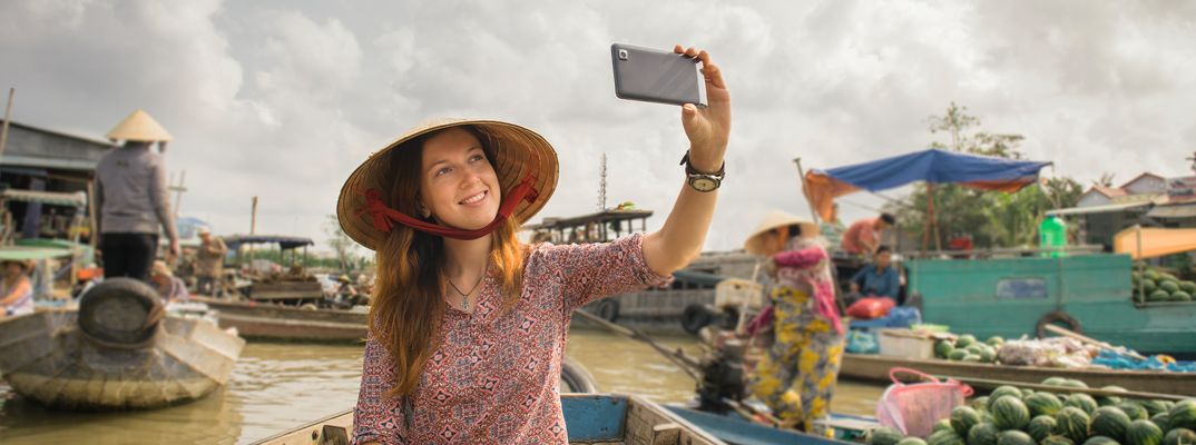 Frau fotografiert sich auf Boot in Vietnam