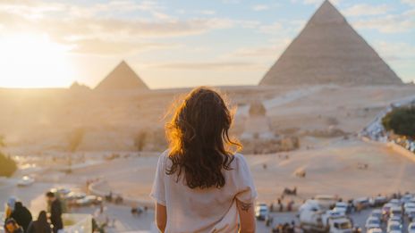 Frau vor den Pyramiden von Gizeh