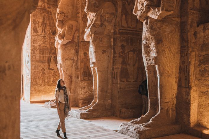 Frau besichtigt Tempel in Abu Simbel, Ägypten