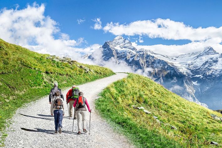 Gruppe beim Wandern in der Schweiz
