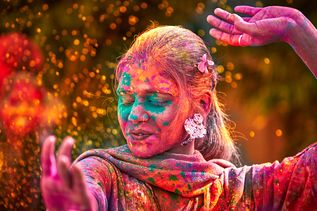 Frau beim Holi Color Festival in Indien