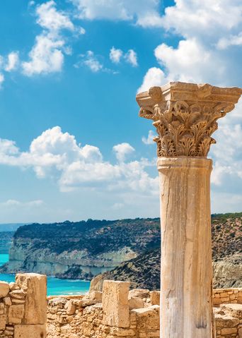 Antike Ruinenstätte bei Limassol auf Zypern mit freistehender Säule und Blick auf das Meer