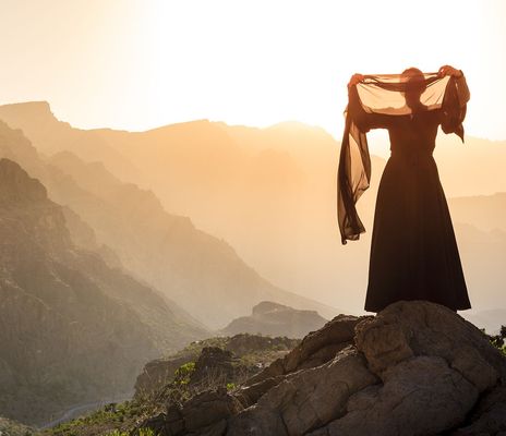 Frau auf Berg im Oman