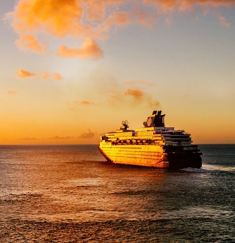 Kreuzfahrtschiff beim Sonnenuntergang