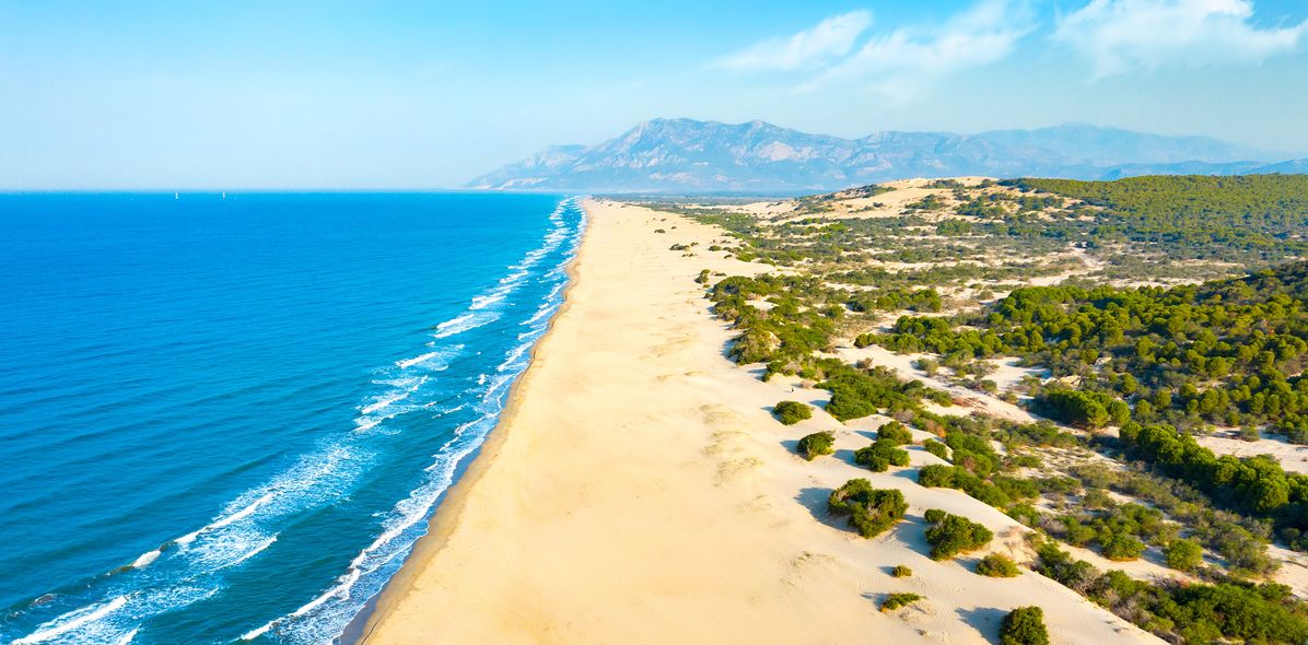 Weitläufiger Patara Strand mit Dünenlandschaft an der türkischen Mittelmeerküste