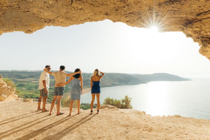 Freunde auf einem Felsen auf Gozo