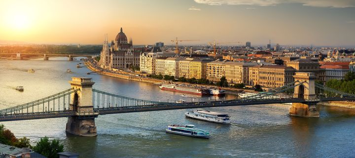 Blick auf die Kettenbrücke und die Donau in Budapest bei Sonnenuntergang