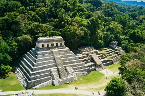 Maya Ruinen von Palenque umgeben von dichtem Regenwald in Chiapas