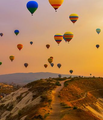 Heißluftballons über Kappadokien bei Sonnenuntergang