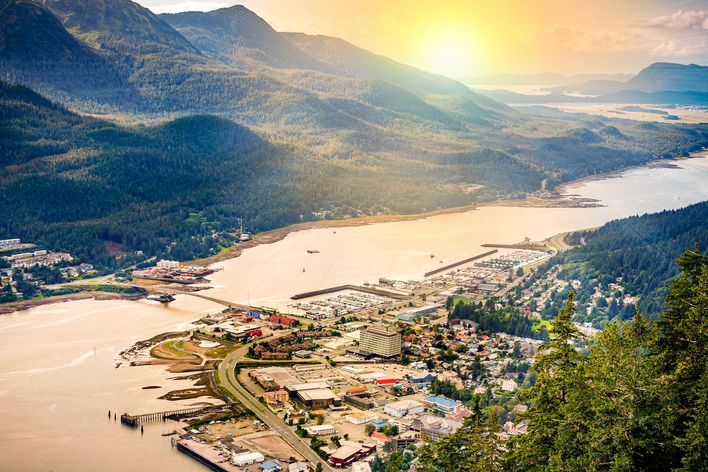 Luftaufnahme vom Hafen in Juneau und die umliegende Landschaft