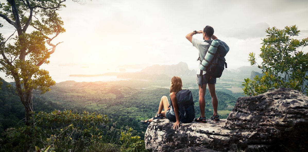 Paar beim Wandern mit Ausblick auf die Landschaft