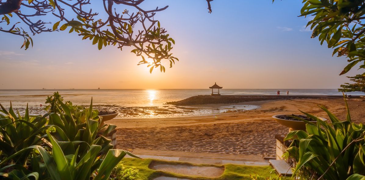 Strand von Sanur auf Bali im Sonnenuntergang