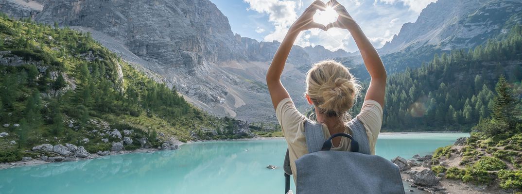 Frau am Bergsee in Italien