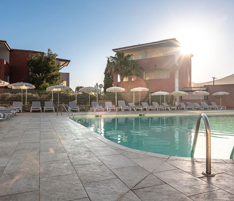 Poolbereich im Ferienhotel Maristella