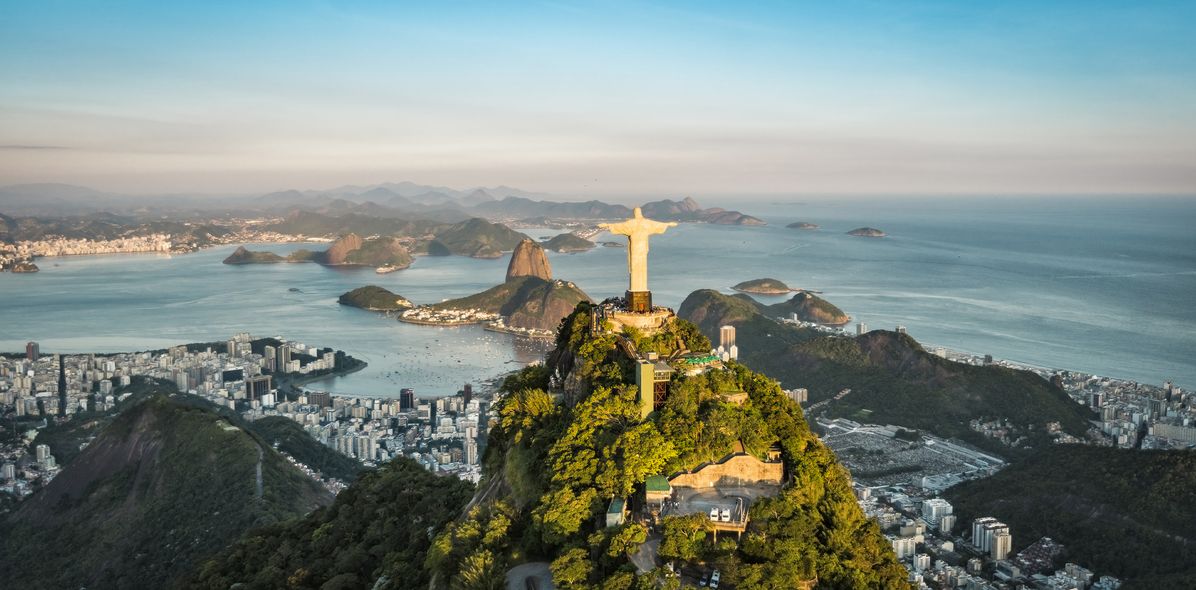 Blick aus der Luft auf Rio de Janeiro mit dem Zuckerhut und der Christus-Statue