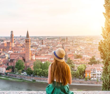 Frau blickt auf Verona