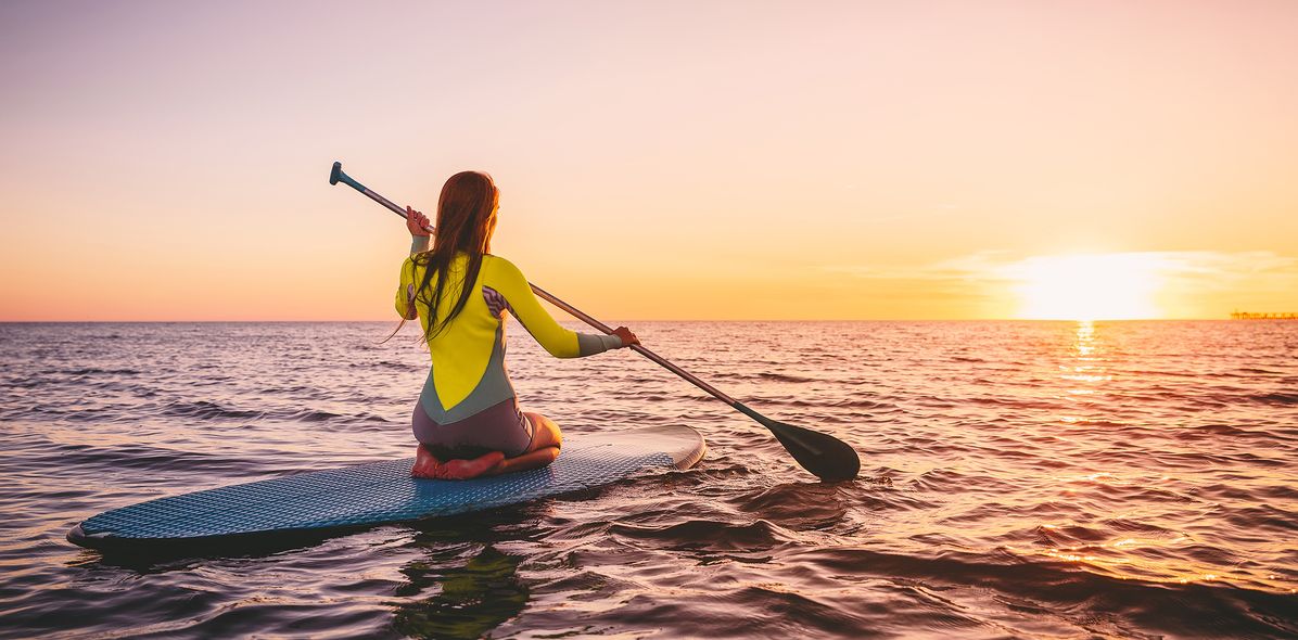 Frau auf einem Paddle-Boot auf Korsika