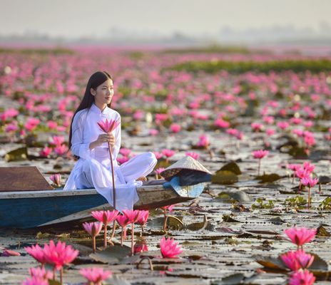 Frau auf Boot in Asien