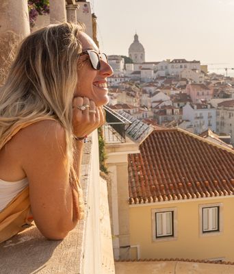 Frau blickt auf Lissabon