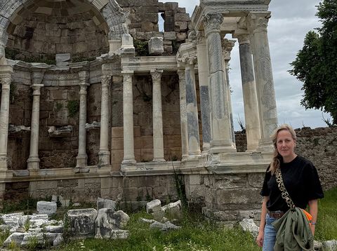 Unsere Mitarbeiterin Nina bei einem Urlaub in Side, Türkei