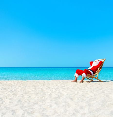 Weihnachtsmann im Liegestuhl am Strand