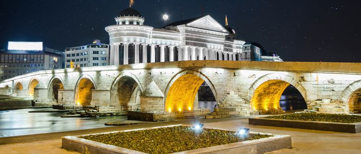 Brücke der Zivilisation bei Nacht in Skopje