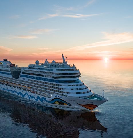 Schiff von AIDA im Sonnenuntergang auf dem Meer