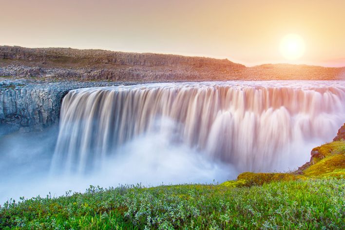 Wasserfalls Dettifoss in Island bei Sonnenuntergang
