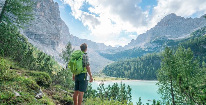 Mann mit Rucksack beim Wandern in Italien