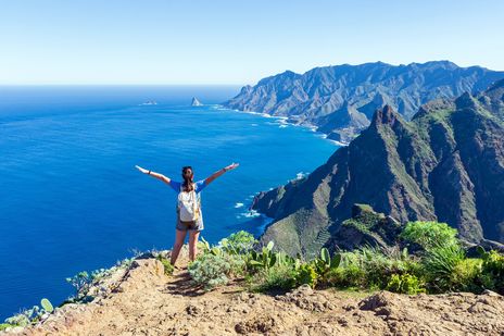 Frau beim Wandern auf Teneriffa