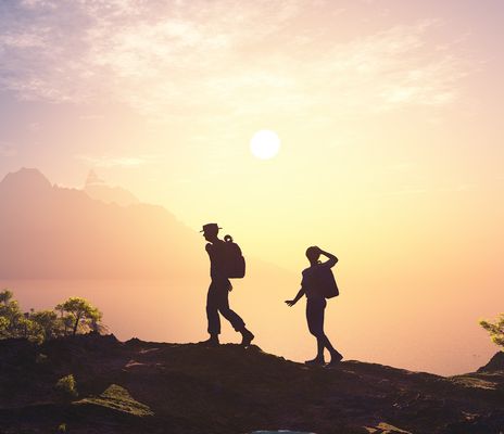 Paar wandert im Sonnenuntergang