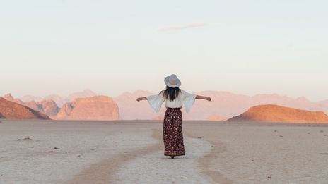 Frau in Wüste in Jordanien