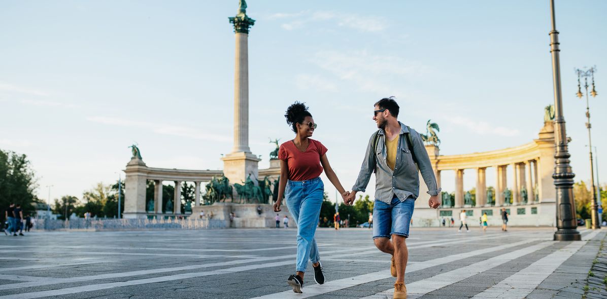 Pärchen spaziert durch Budapest