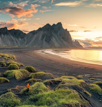 Schwarzer Strand in Stokksnes bei Sonnenuntergang in Island