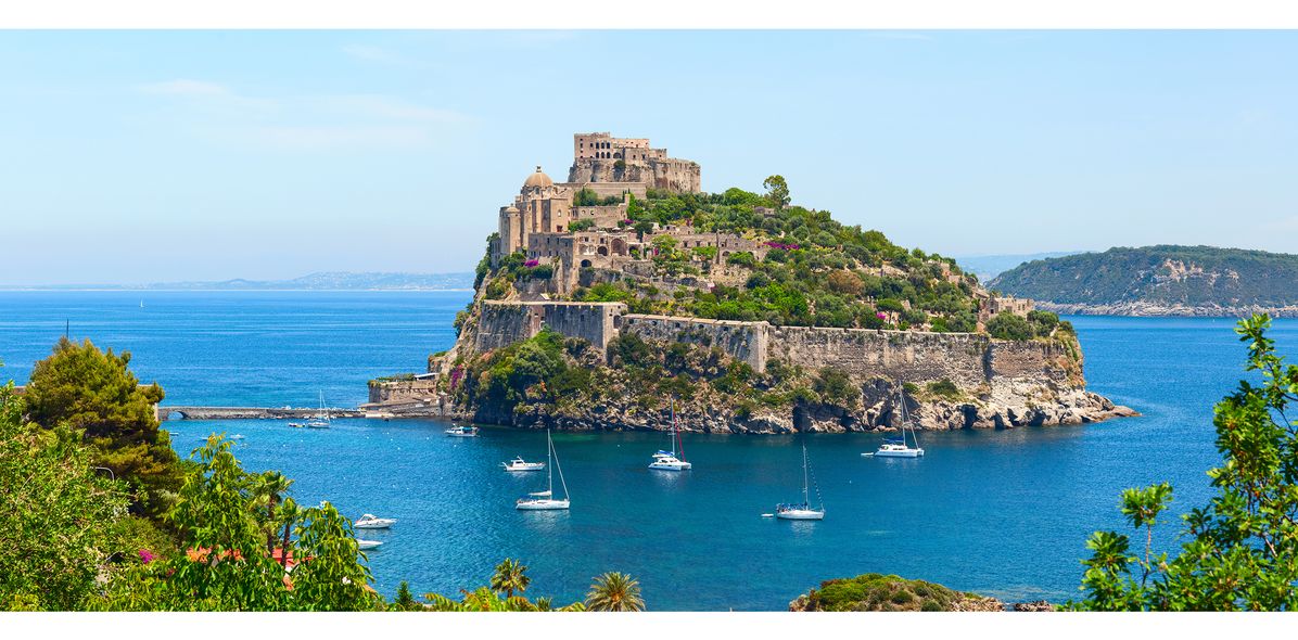 Blick auf Castello Aragnose auf Ischia