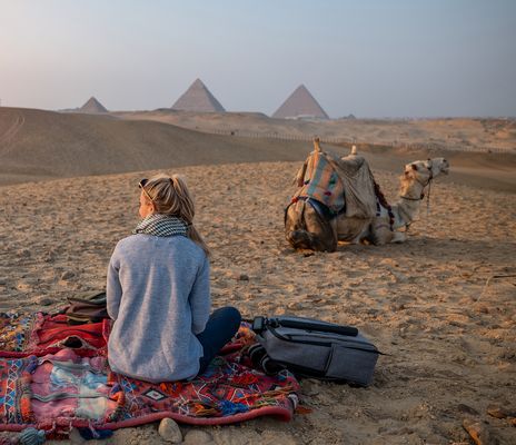 Frau und Kamel in der Wüste in Ägypten