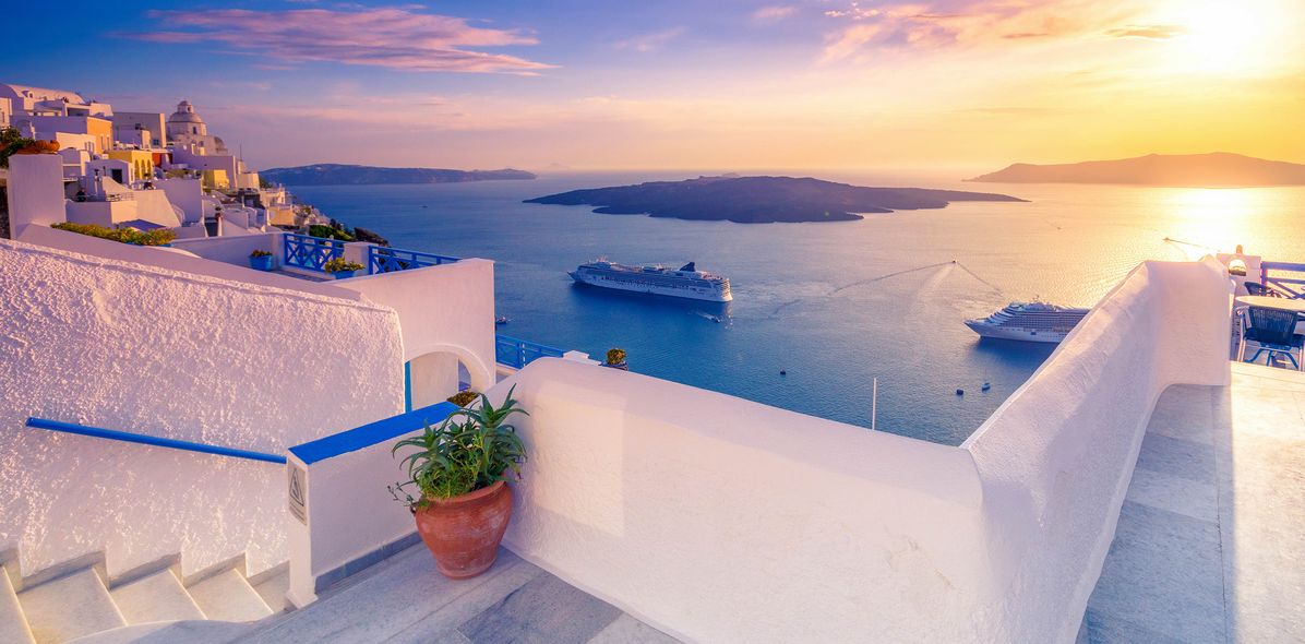 Ein Schiff vor der Küste von Santorin in Griechenland