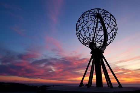 Der markante Globus des Nordkaps während der Abenddämmerung in Norwegen