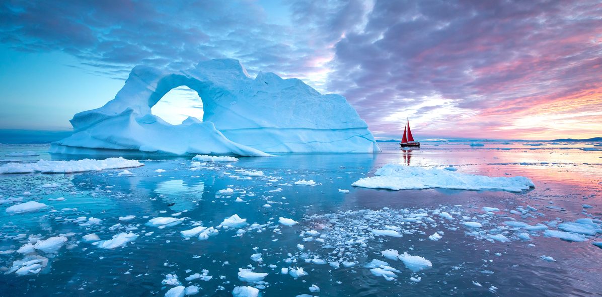 Eisberg und Boot in Grönland