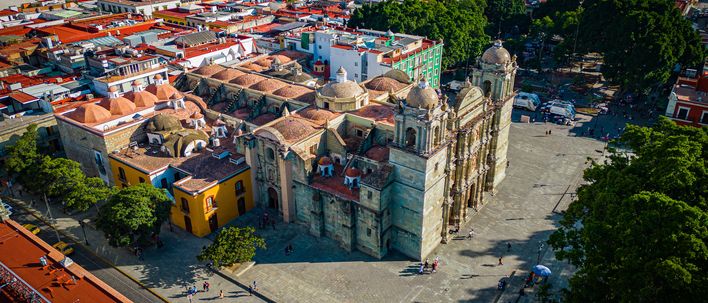 Oaxaca Stadt aus der Vogelperspektive mit bunten Häusern und kolonialen Gebäuden