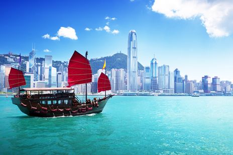 Ein Boot vor der Skyline von Hongkong