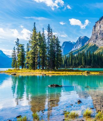 Blick auf einen türkisfarbenden See im Jasper Nationalpark in Kanada