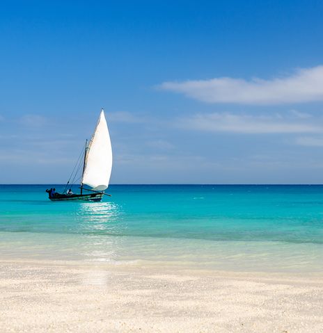 Boot am Strand in Mosambik